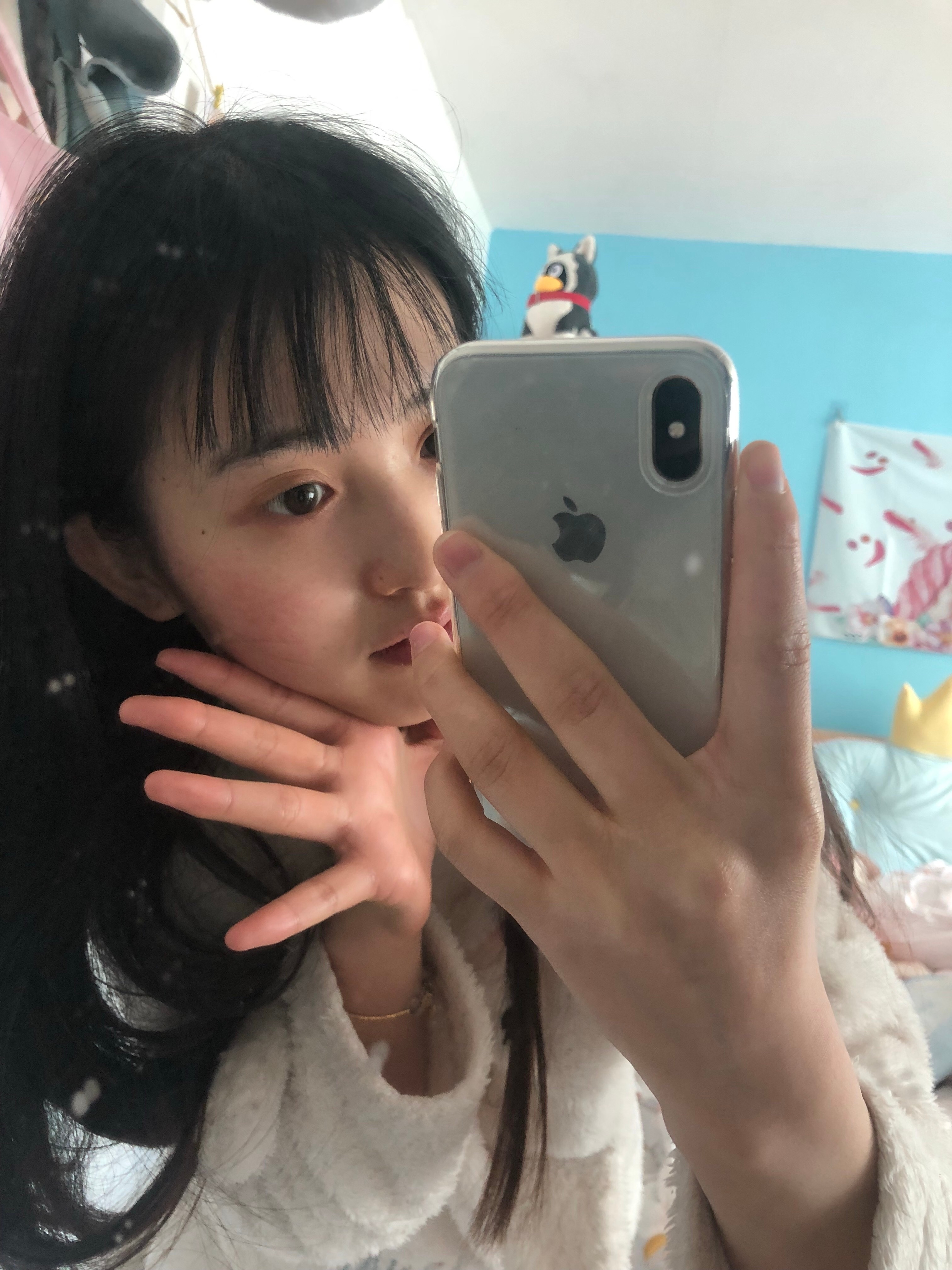  刷一波素颜老鱼。       以后不要问我用什么眼影了，连续熬夜到1点，即可达到我这种大地色眼影效果。如果想要烟熏妆，直接熬到3点，只要一个星期，你就可以拥有大地色眼影烟熏妆随意切换。图八是上个月互动奖前三名，礼物已经寄出去了～ 