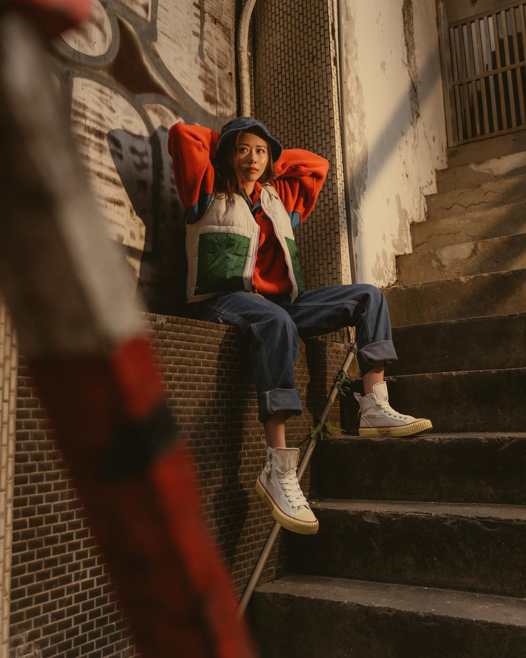  -
「麻煩請坐在那，舒服的拍照，像個...