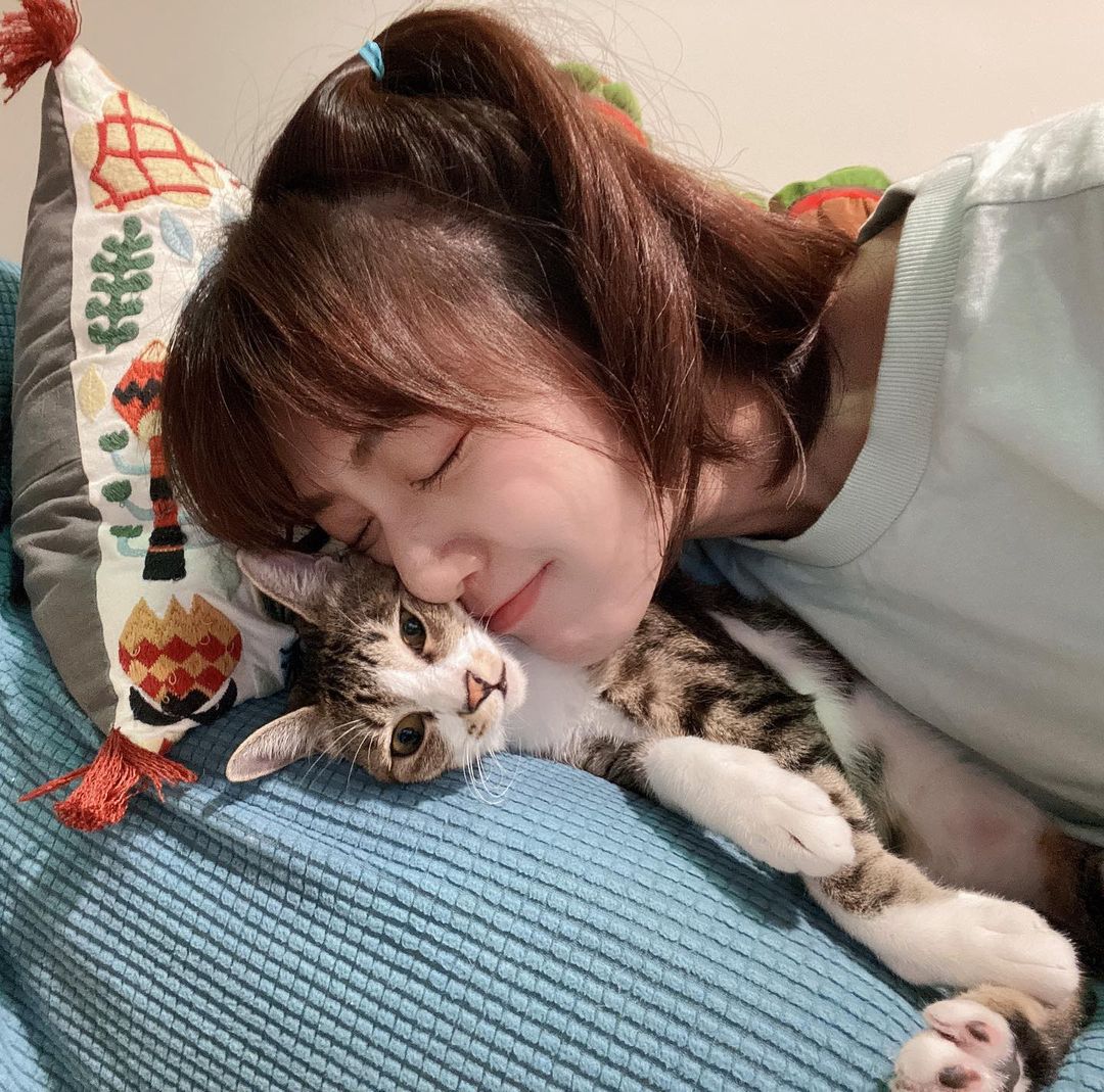  今天是貓奴日
來曬個難得捕捉到的吸�...