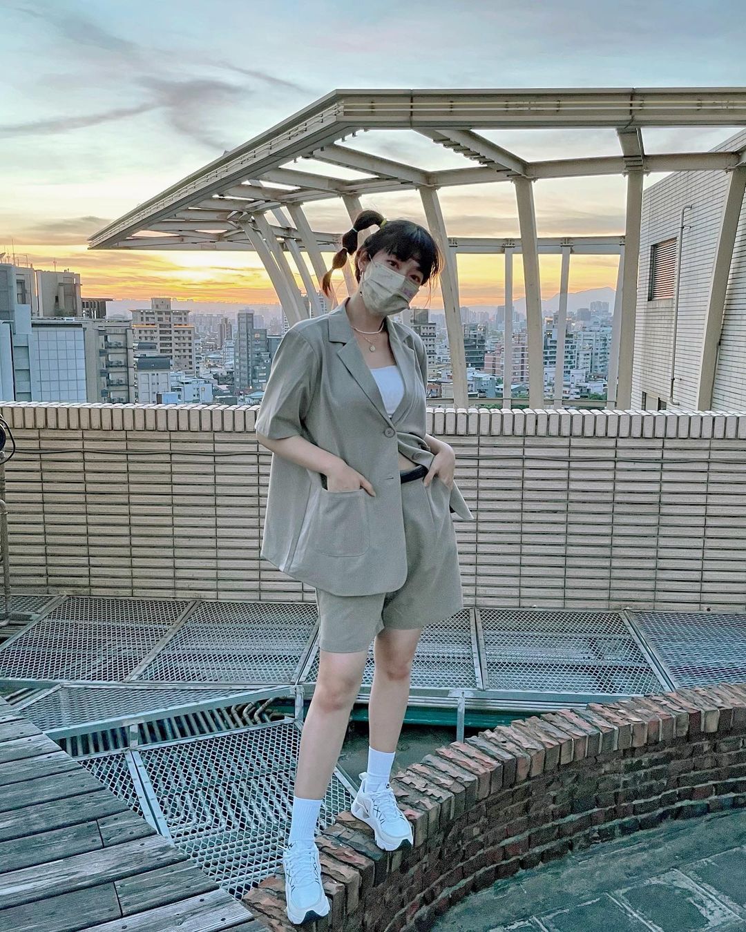  上頂樓拍穿搭發現夕陽好美