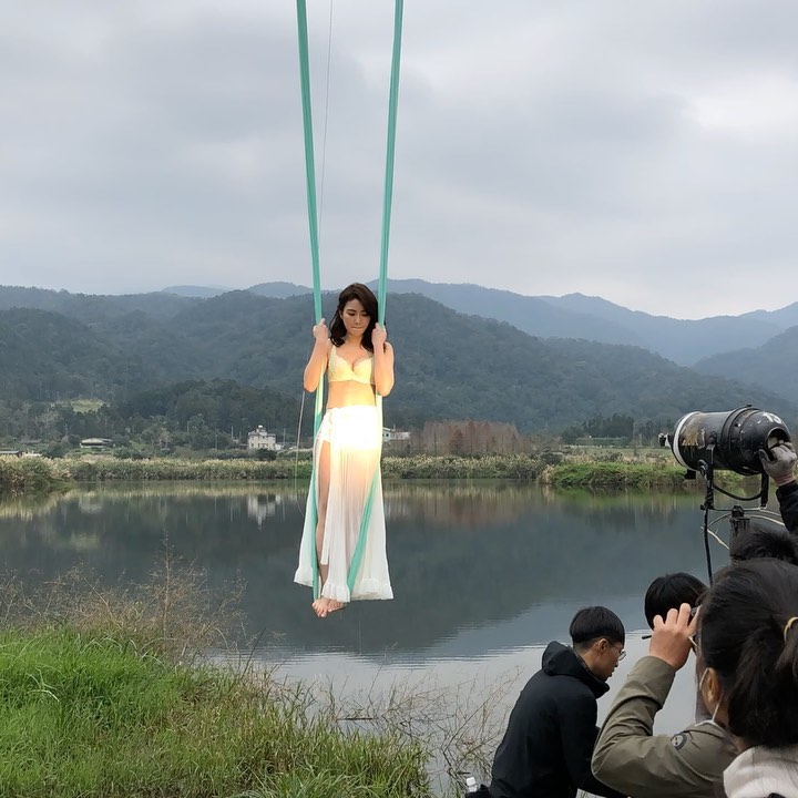  所以時不時要下來走走啊 玩保鮮膜多�...