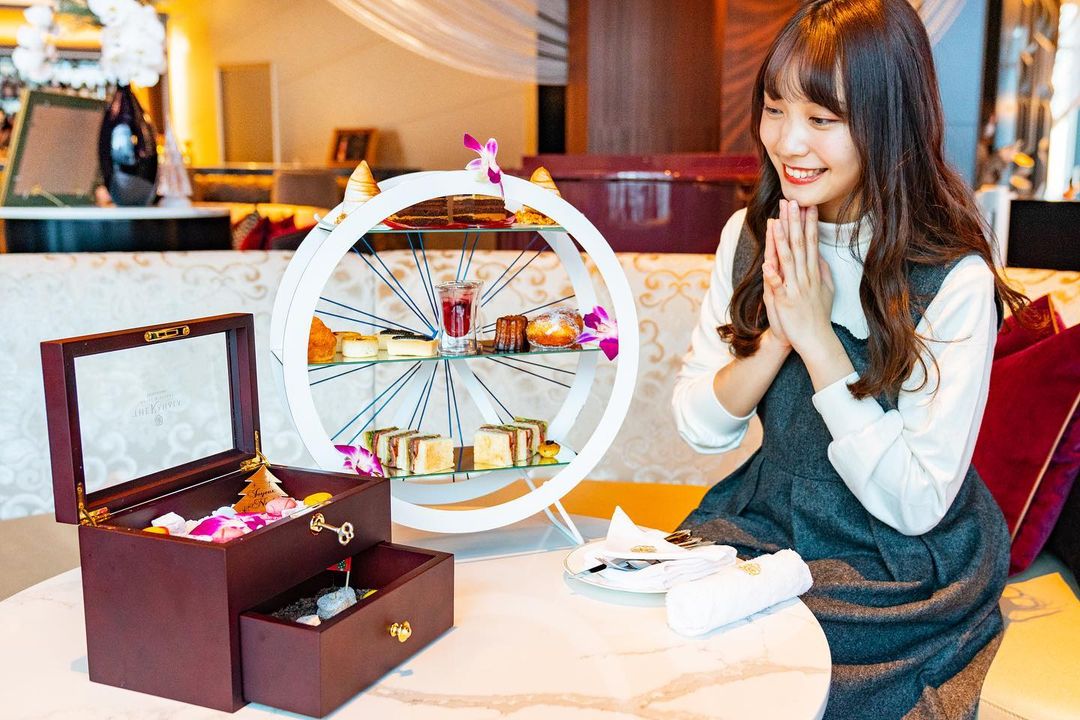  高級ホテルのアフタヌーンティーに�...