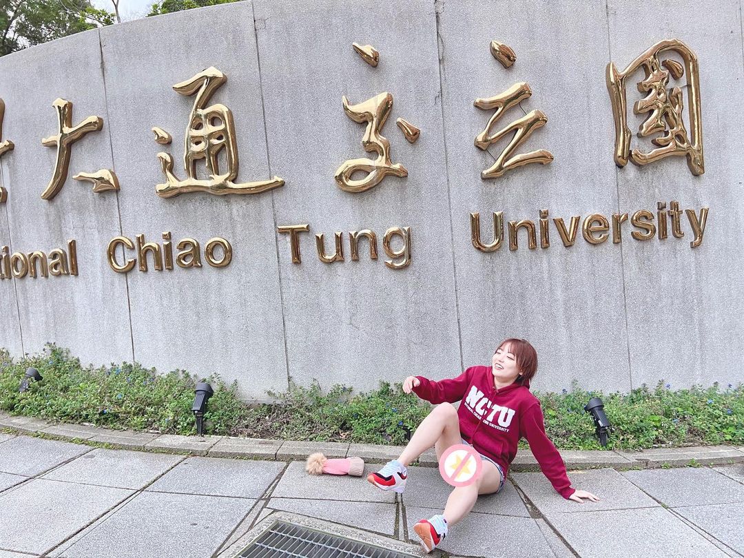  我也趕上這一波拍校門口潮了