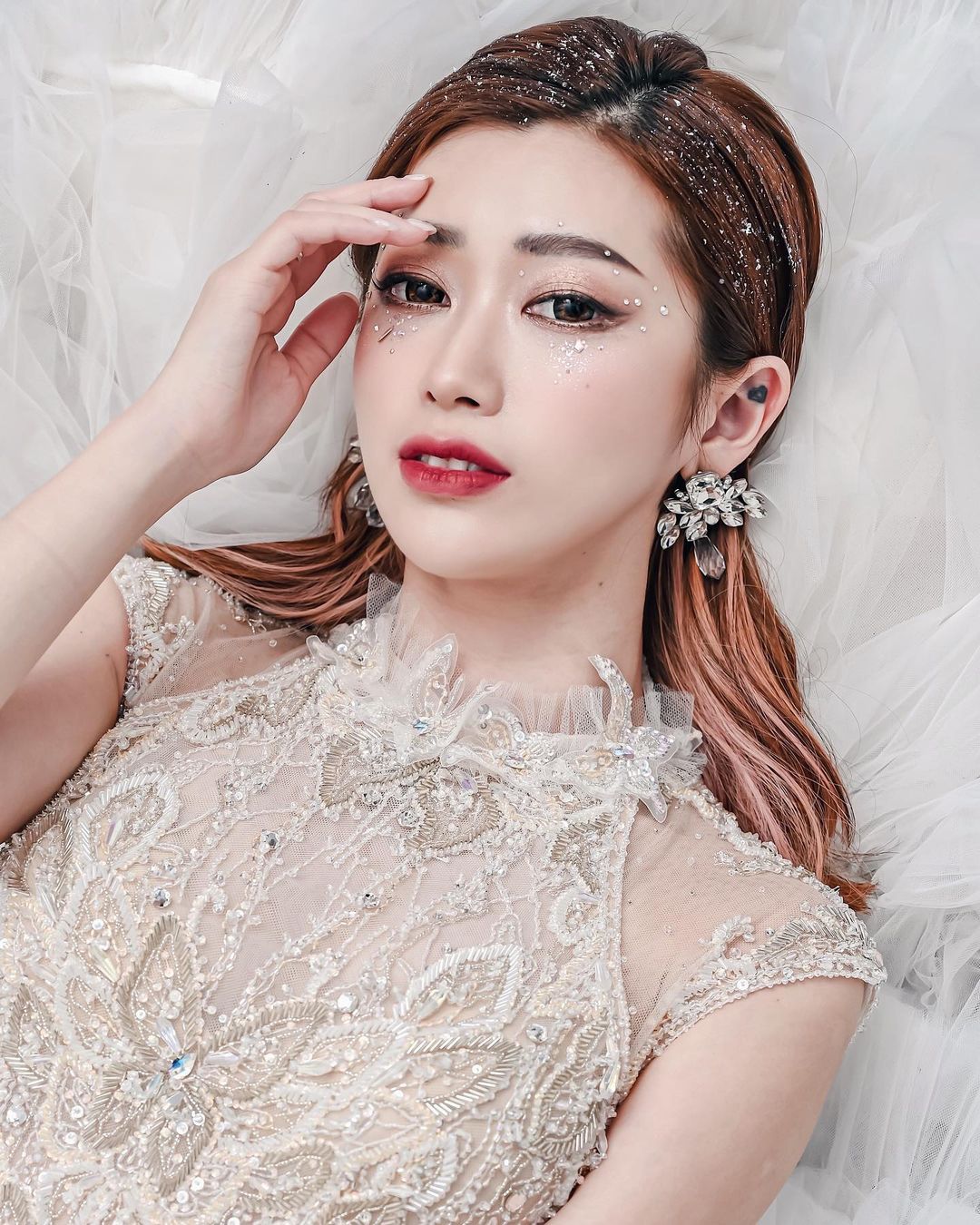  这位新娘被自己美到头很痛 