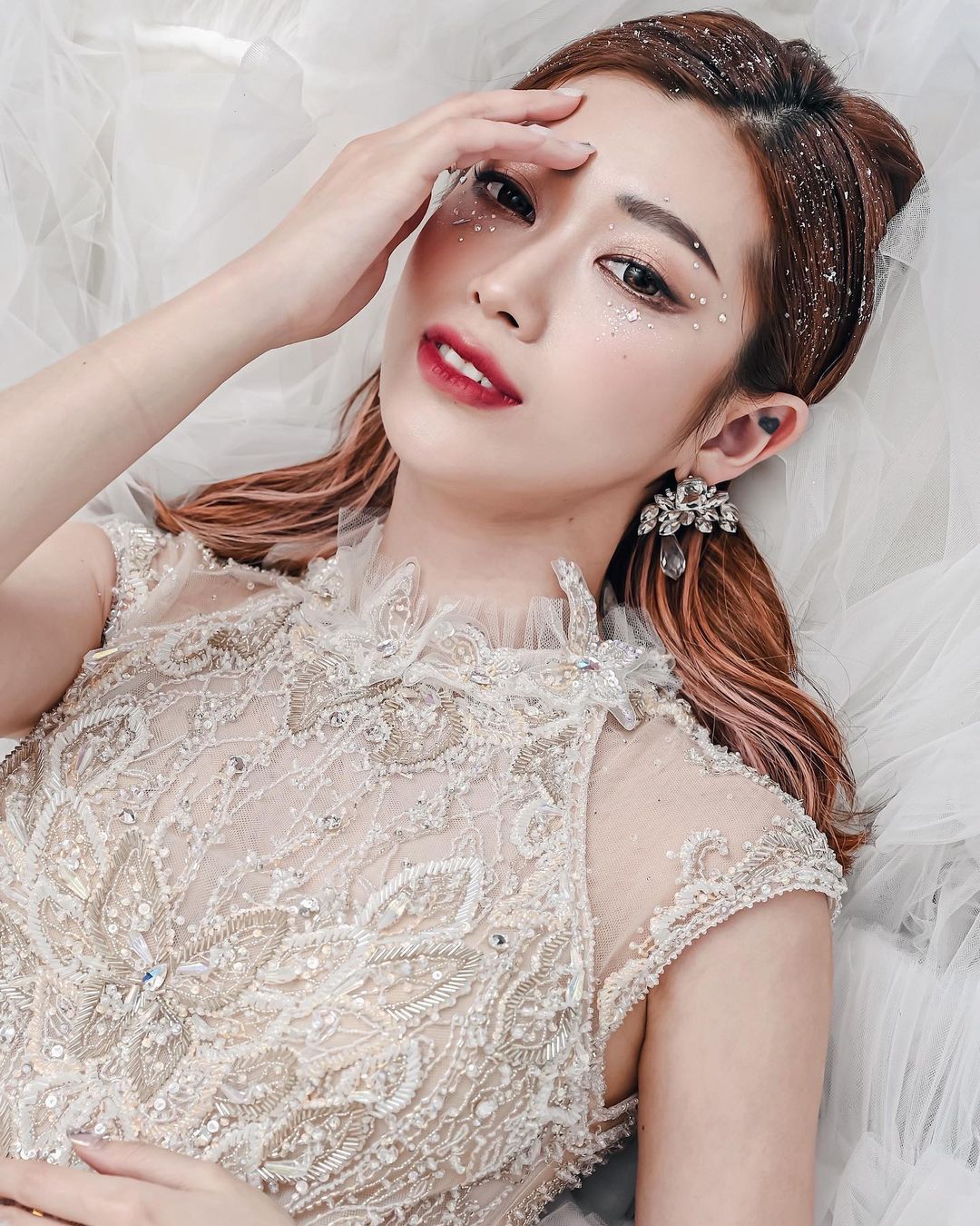  这位新娘被自己美到头很痛 