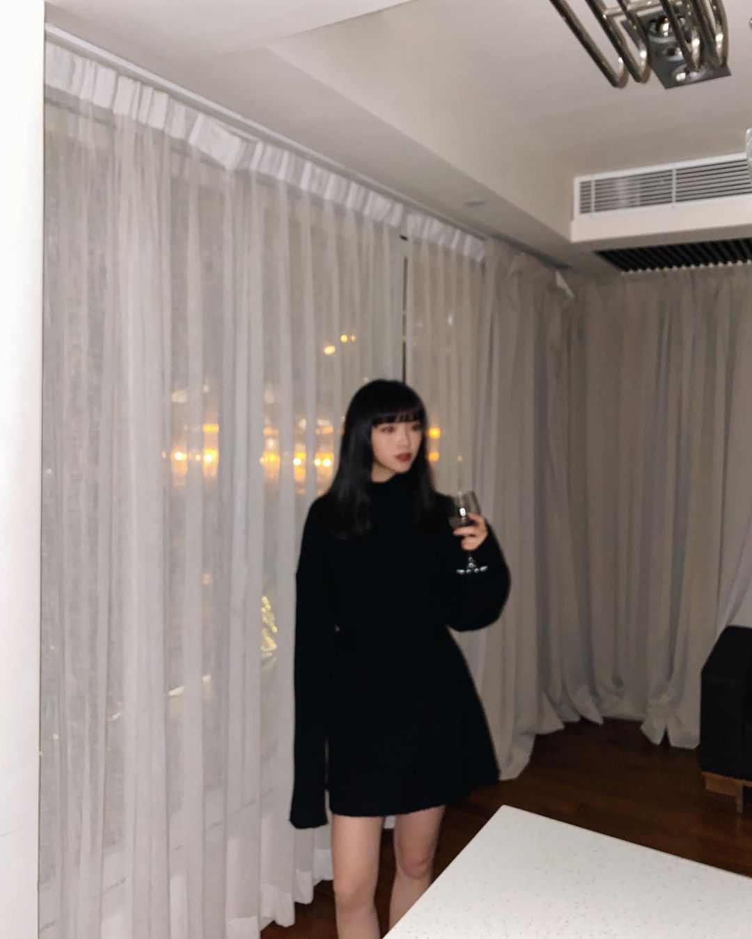  配上紅唇就會女人味滿瀉的黑色♥︎
1...