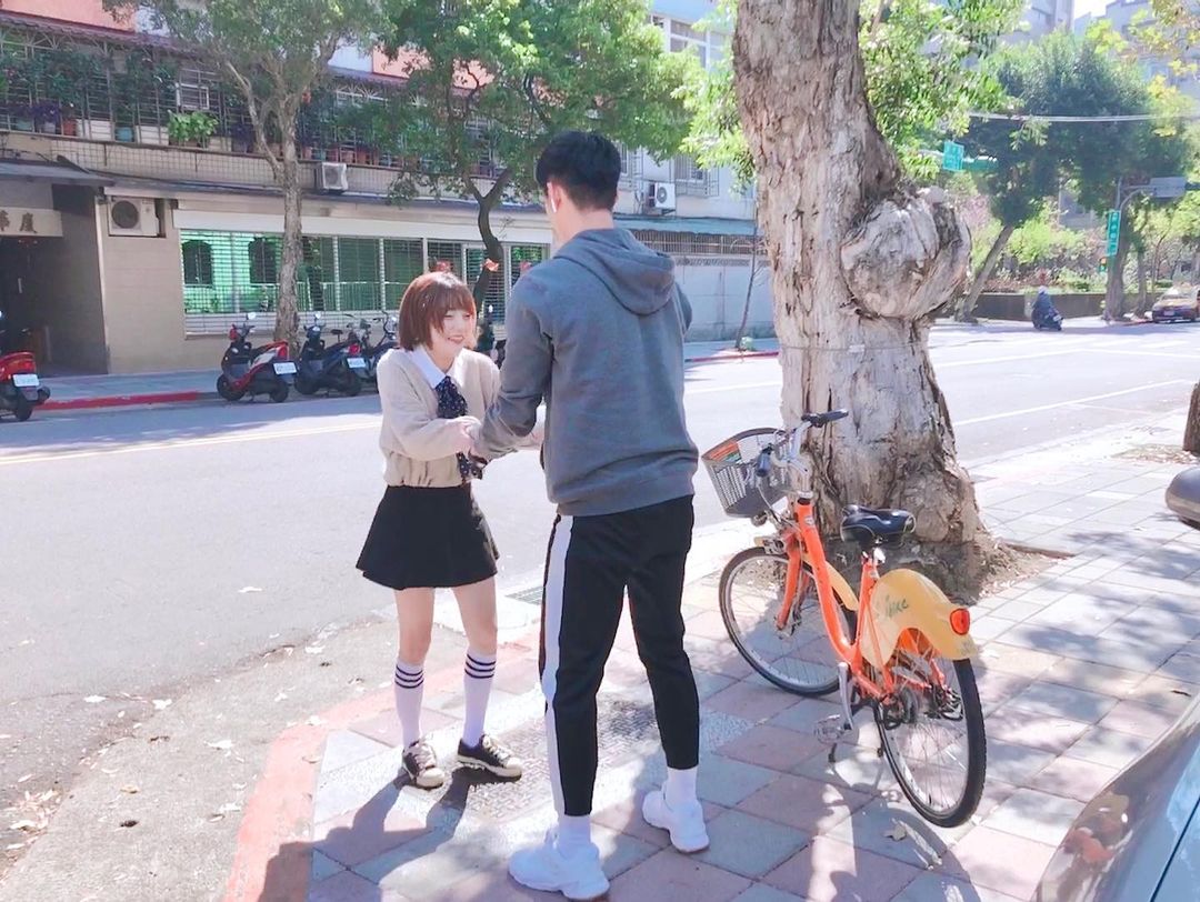  這是一個騎車會摔車的18歲少女

原來�...