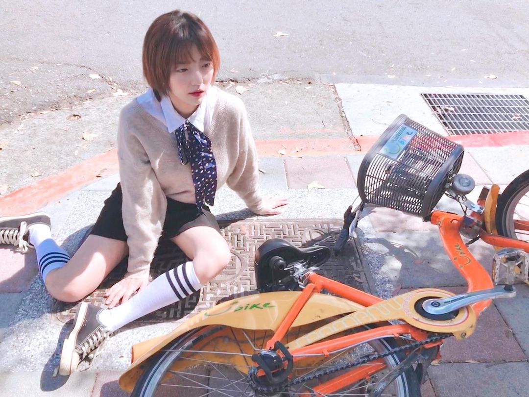 這是一個騎車會摔車的18歲少女

原來�...