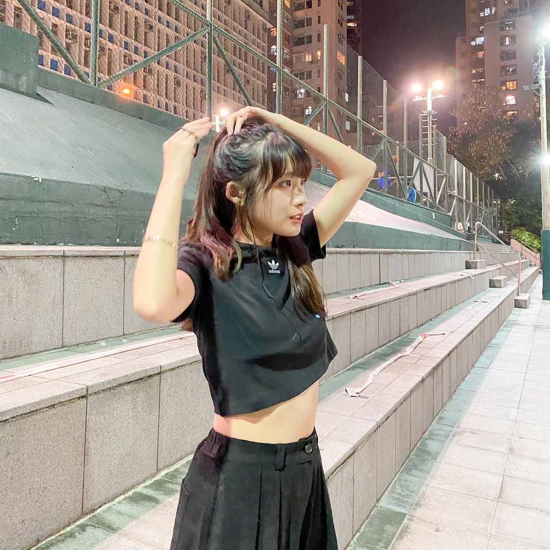  已經連續兩天着黑色tee的me
送上多一�...