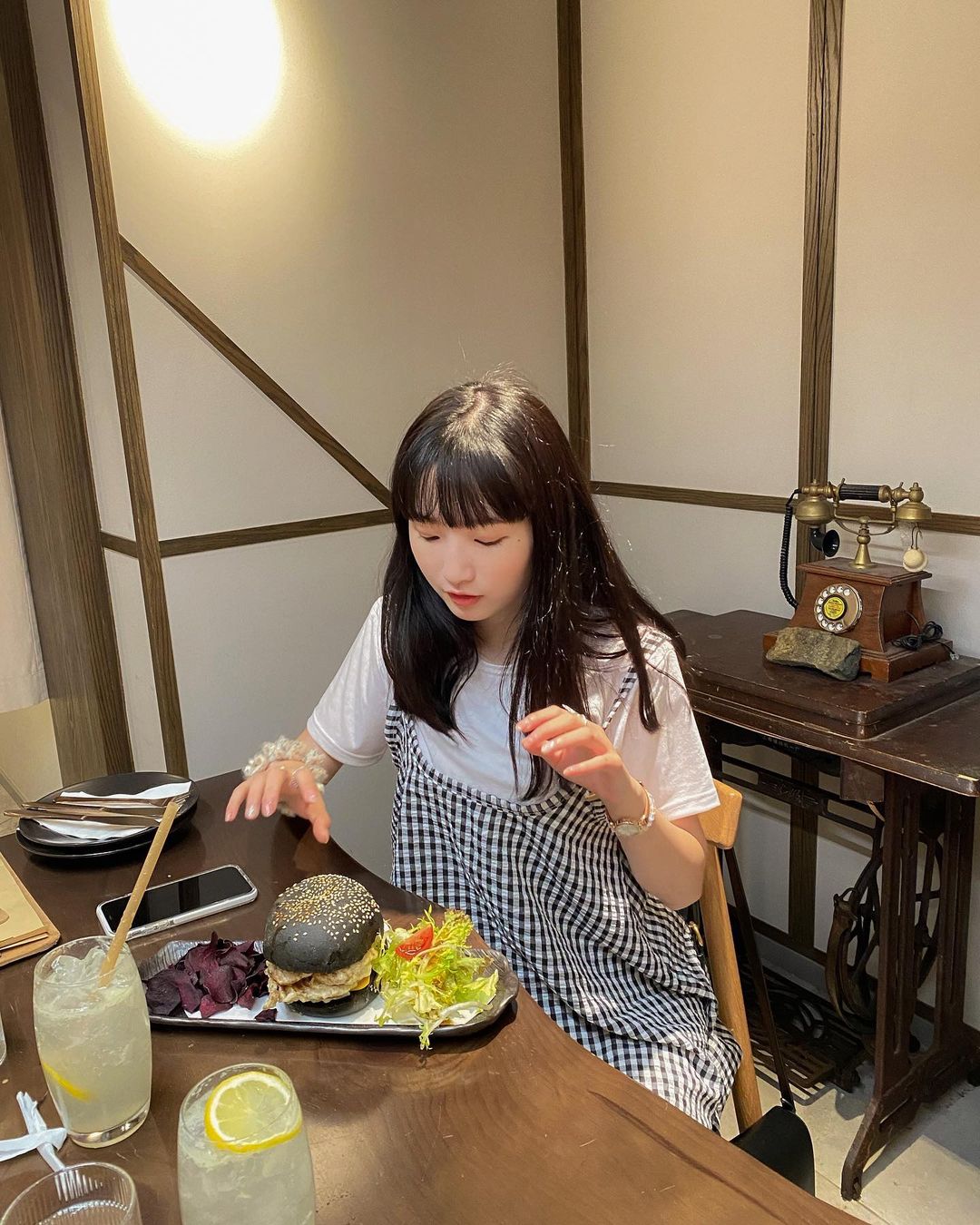  畫面一轉！ヾ(^ ^ゞ =з =з =з
由運...