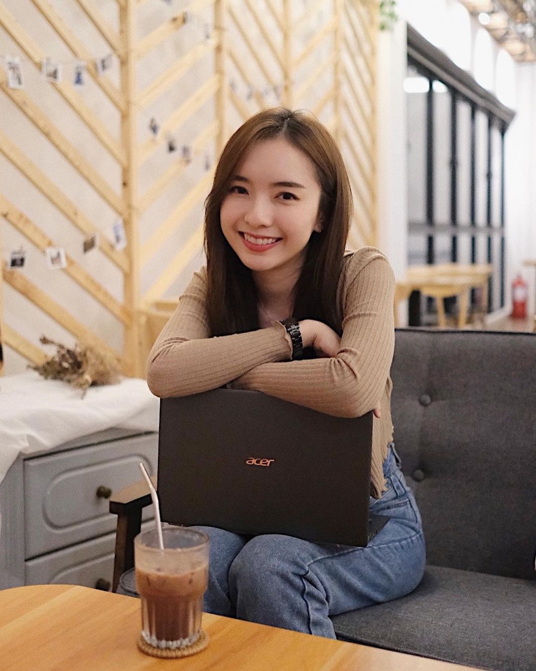  带着Acer Swift 5 工作去！
轻便与较小的...
