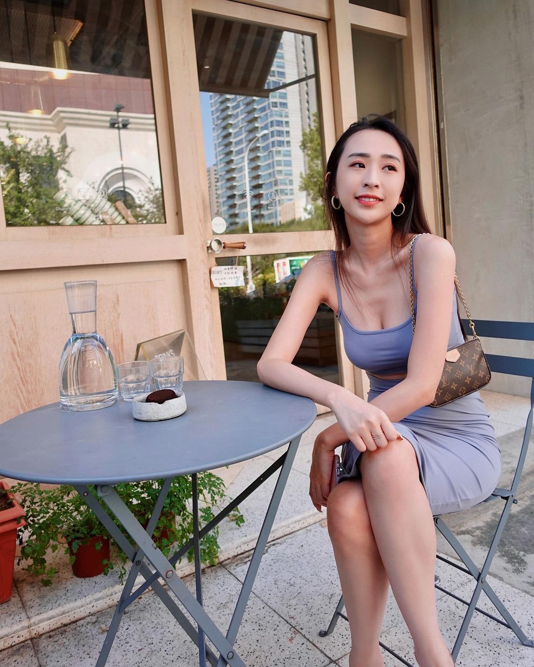  -
人 一直在羨慕著別人
嘴說著 腦想著...