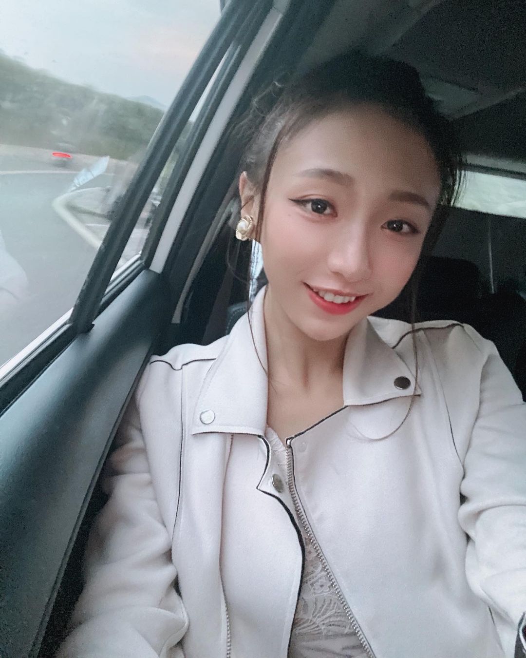  今天來不及吹瀏海
難得當整天的額頭�...
