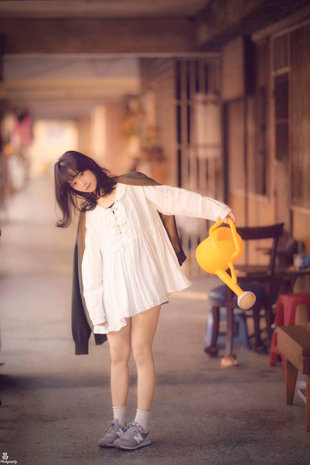  Wai Cheong Chow跟她拍照 ... 就是不停的按...
