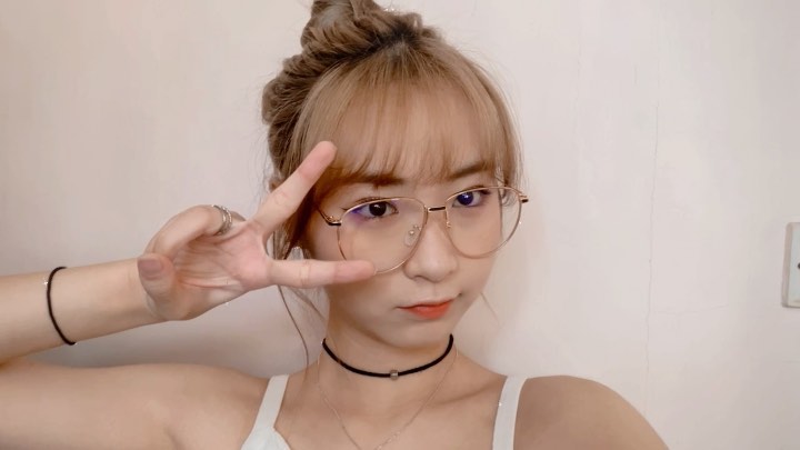  近期大愛帶眼鏡同丸子頭