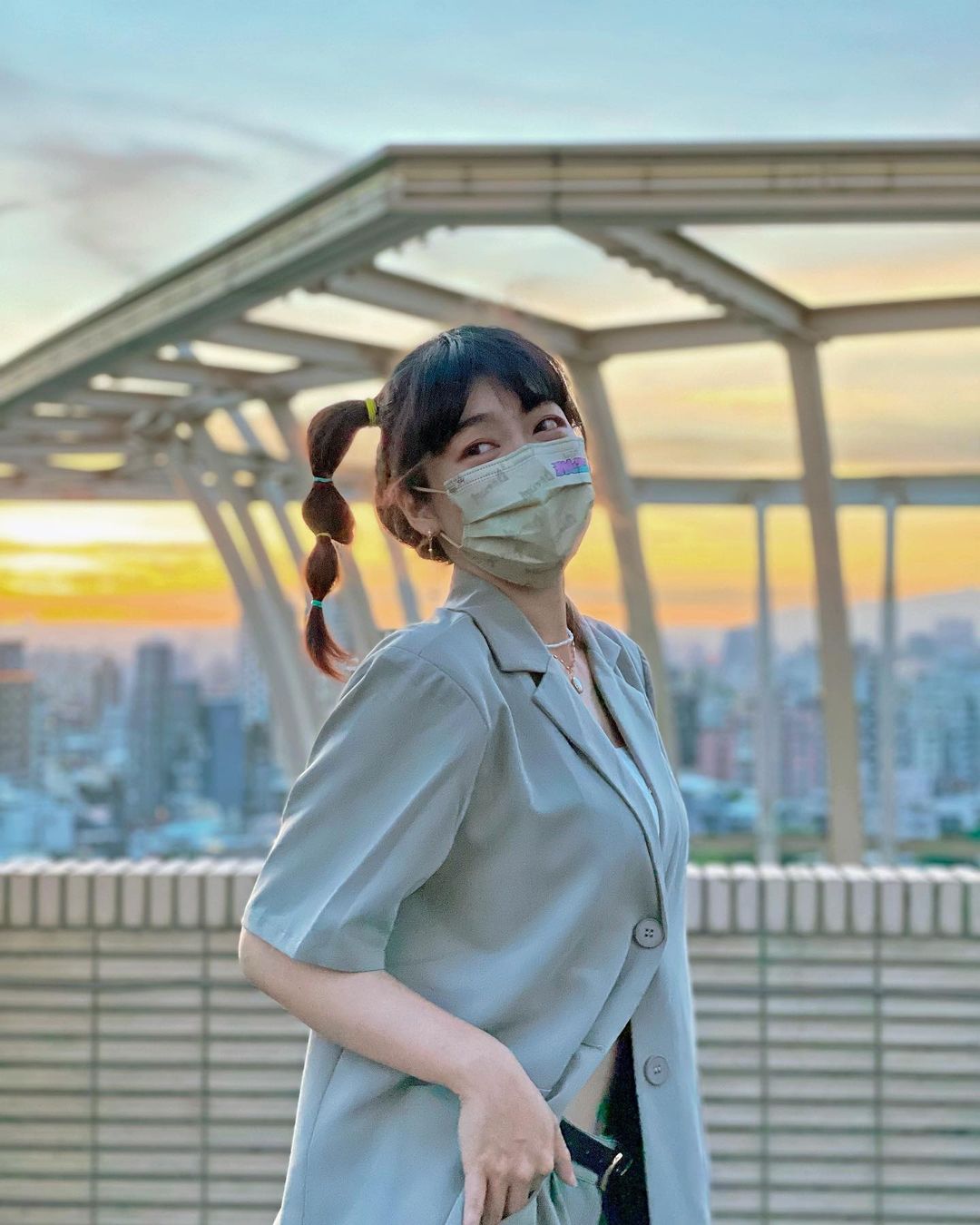  上頂樓拍穿搭發現夕陽好美