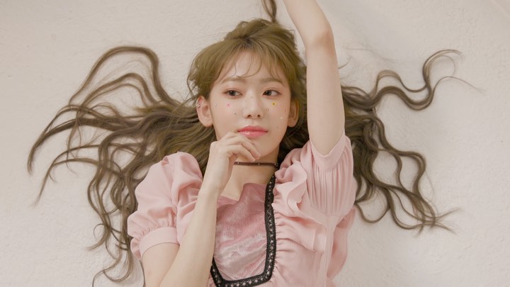  일하다 입덕….