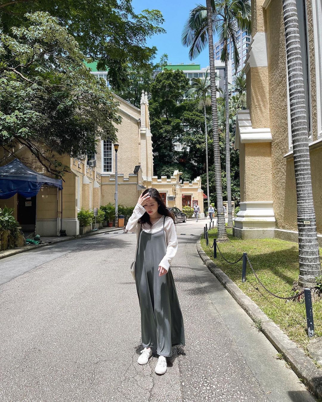  係一件好易襯衫嘅薄外套