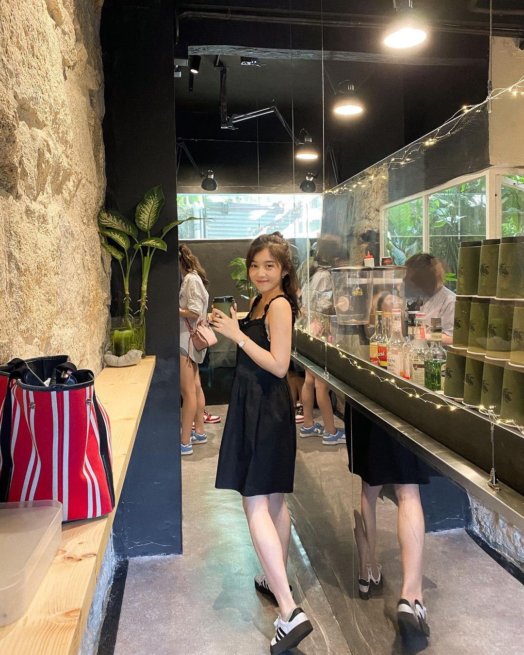  穿上這條小洋裝後
在別人眼中 你們都...