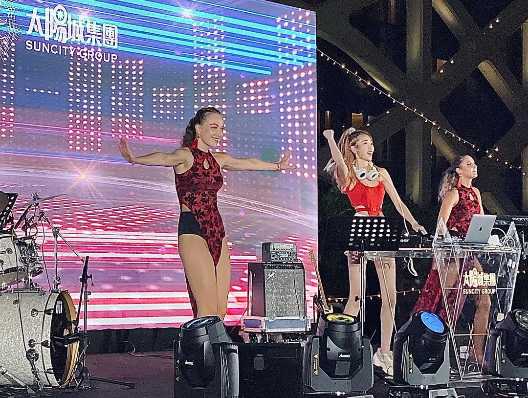  佢家下紅色衫