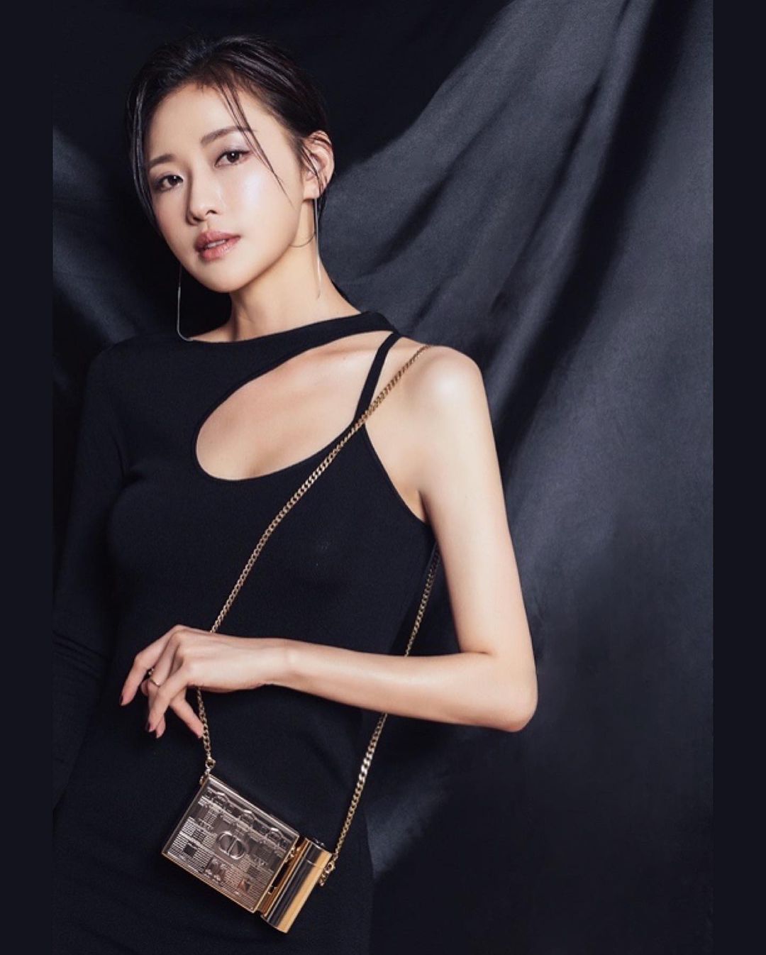  翻著年曆，感受氣溫的變化，即將迎�...