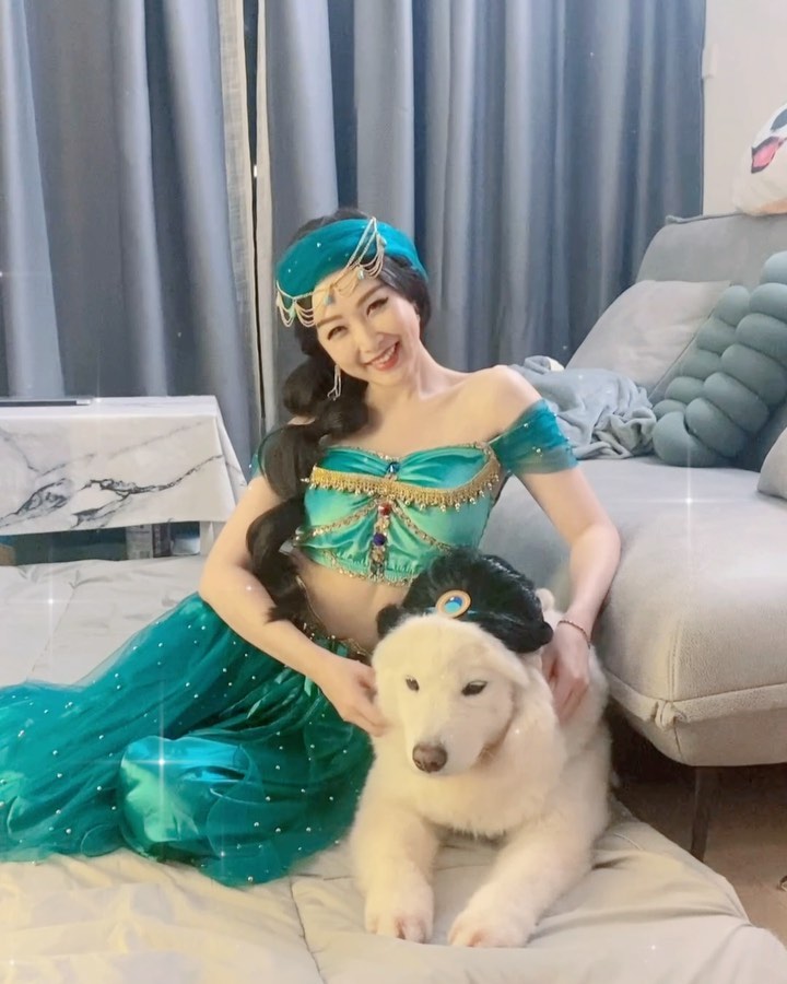  全世界最白的茉莉公主 @buji_samoyed 