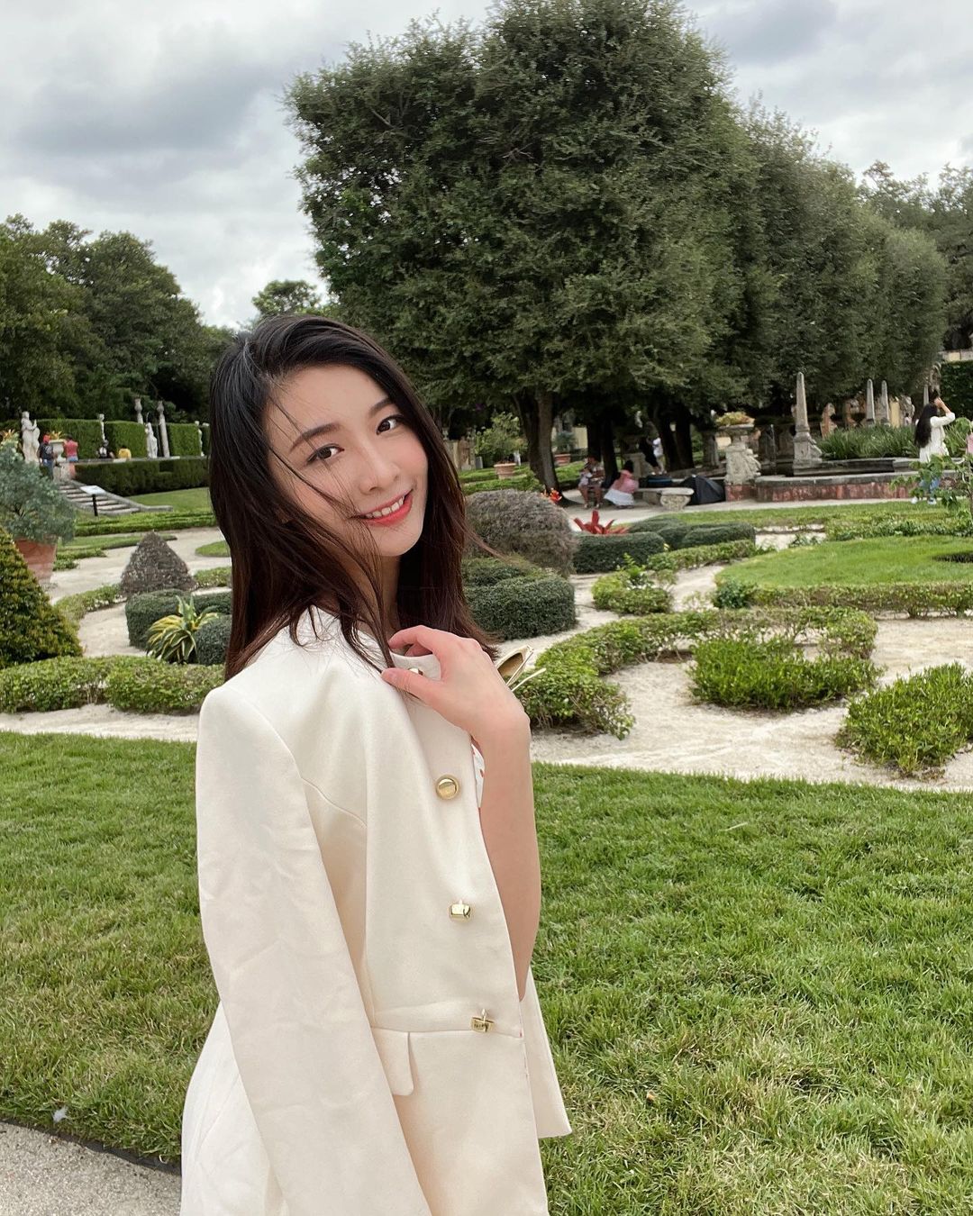  女人總會找到漂亮的地方拍照，來邁�...