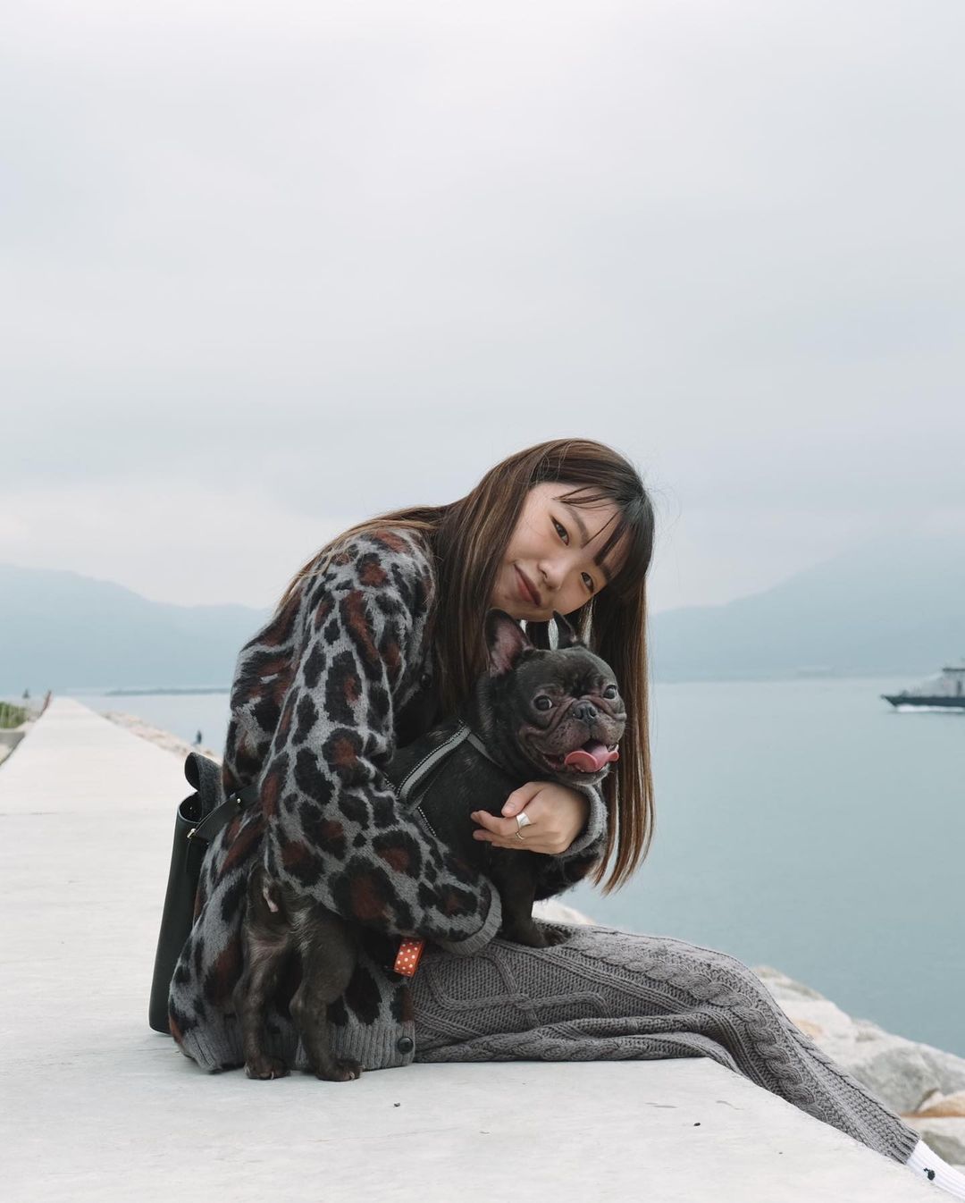  ：
春遊～ 
.
.
.
我同春春都夾咗dresscod...