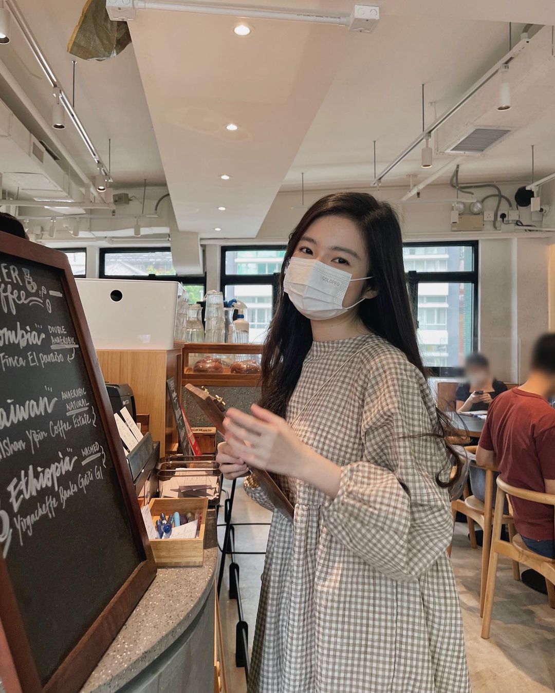  可愛女孩の連身裙
化身成舊玩具店櫥�...