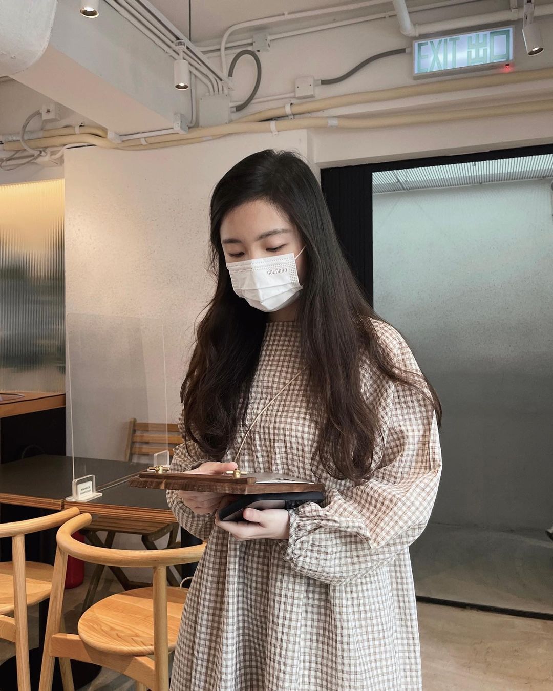  可愛女孩の連身裙
化身成舊玩具店櫥�...