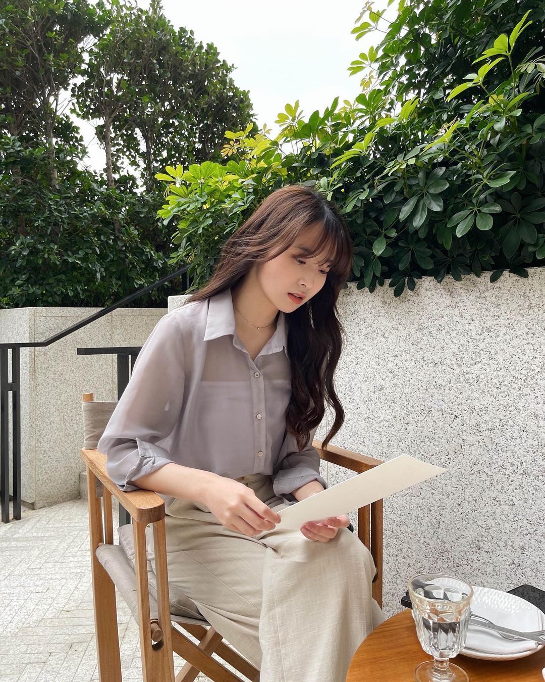  淡淡的灰 自帶高級感♡
下身襯牛仔褲...