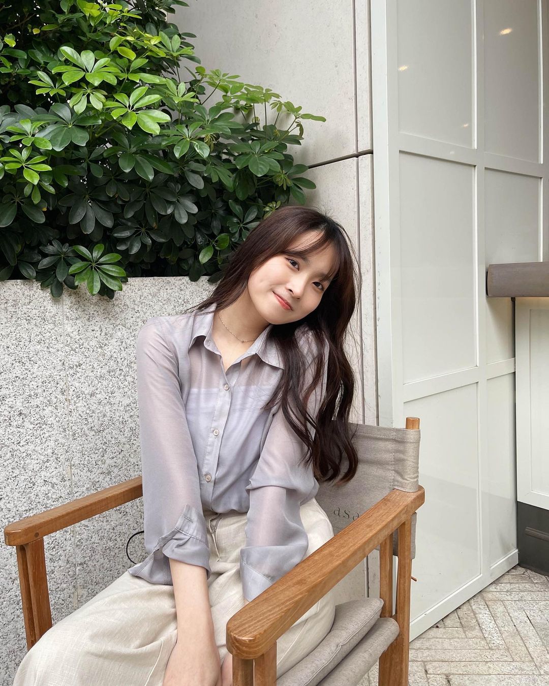  淡淡的灰 自帶高級感♡
下身襯牛仔褲...