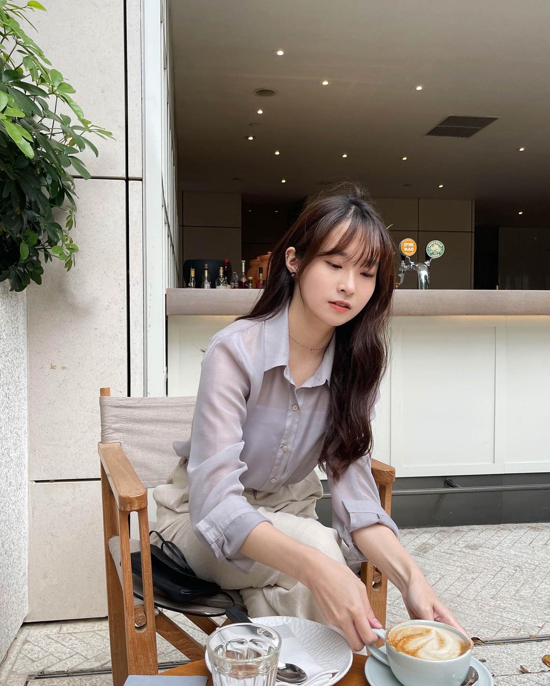  淡淡的灰 自帶高級感♡
下身襯牛仔褲...