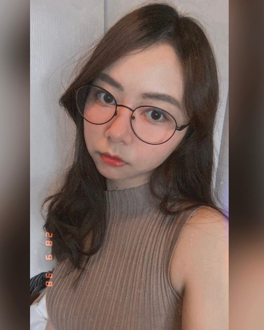  Glasses or no glasses?