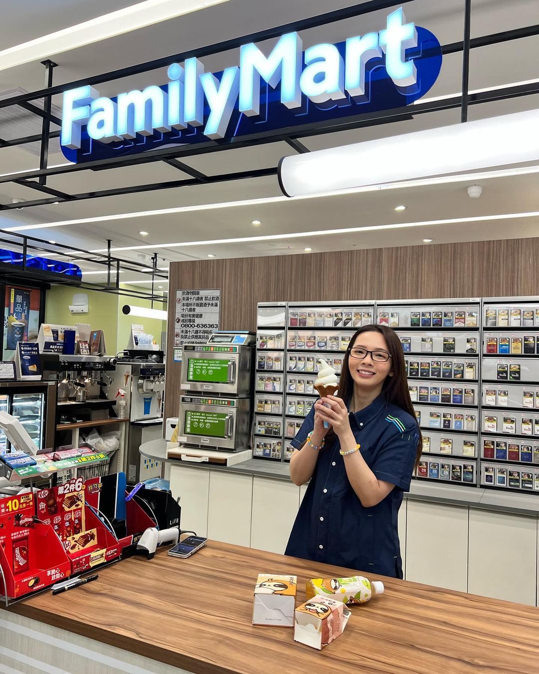  你有看過霜淇淋擠這麼爛的店員嗎…..