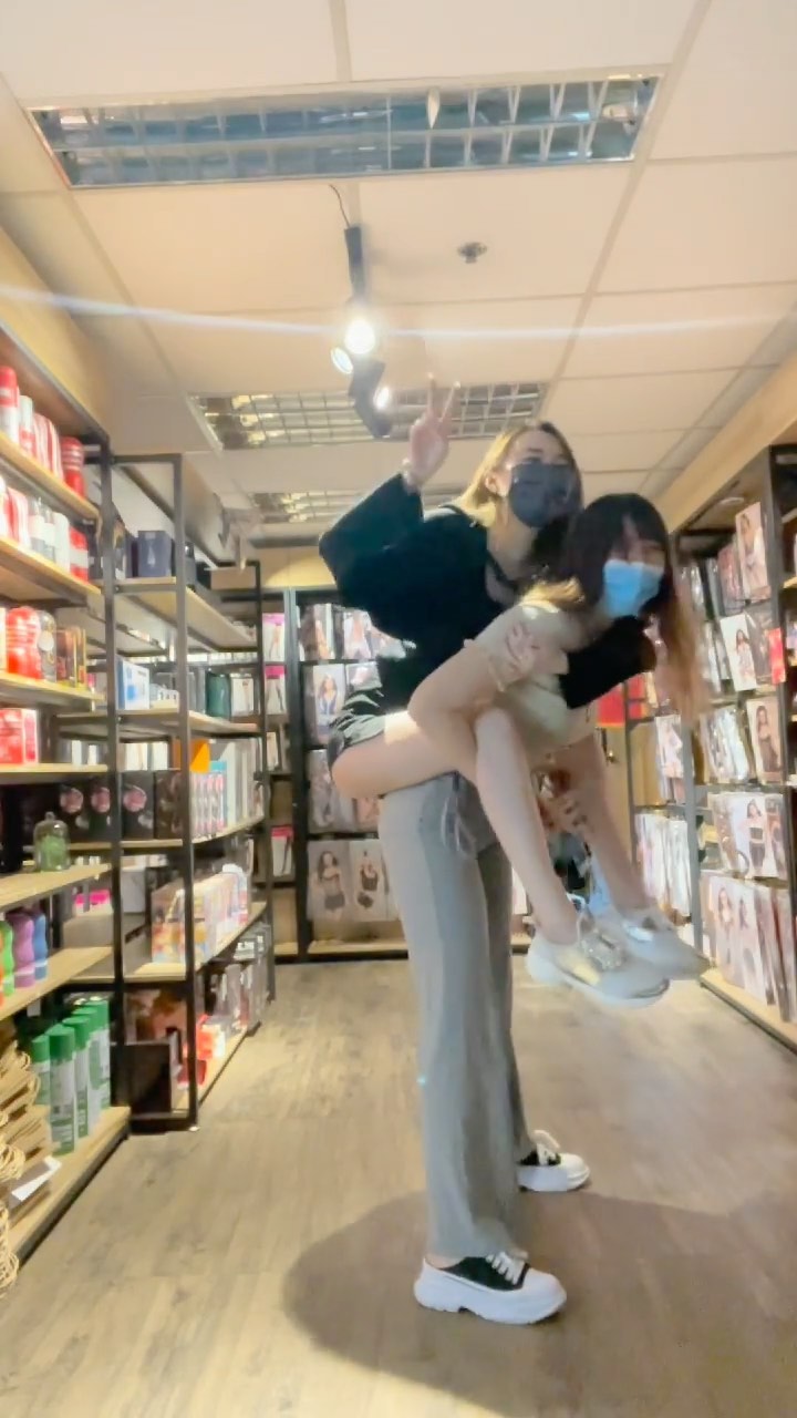  練臀只差一個閨蜜
