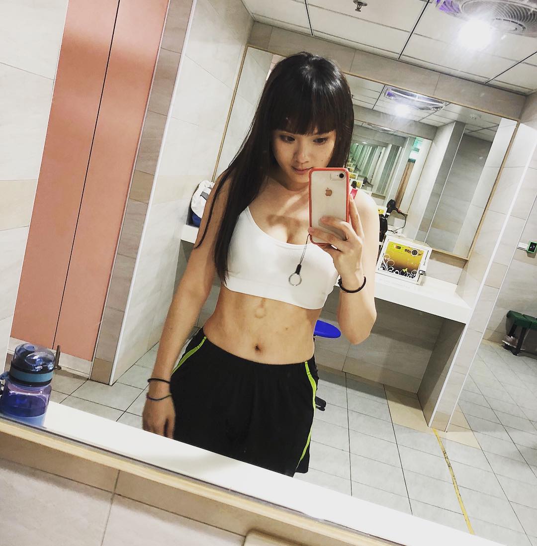  _

過年吃太肥
胖到腹肌瞬間要沒了
這...