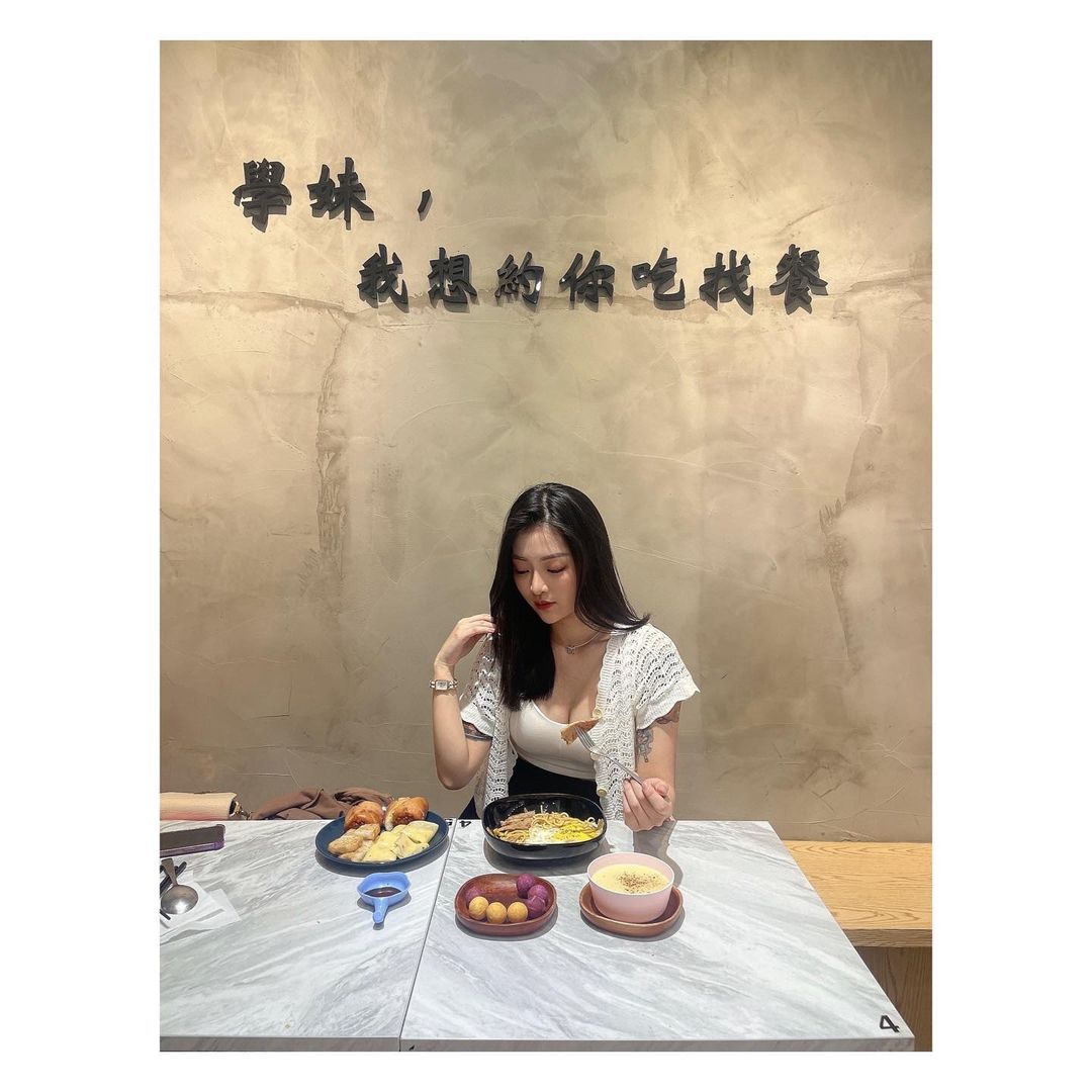  我幫你叫了外賣
我點了雞排、雞翅
還...