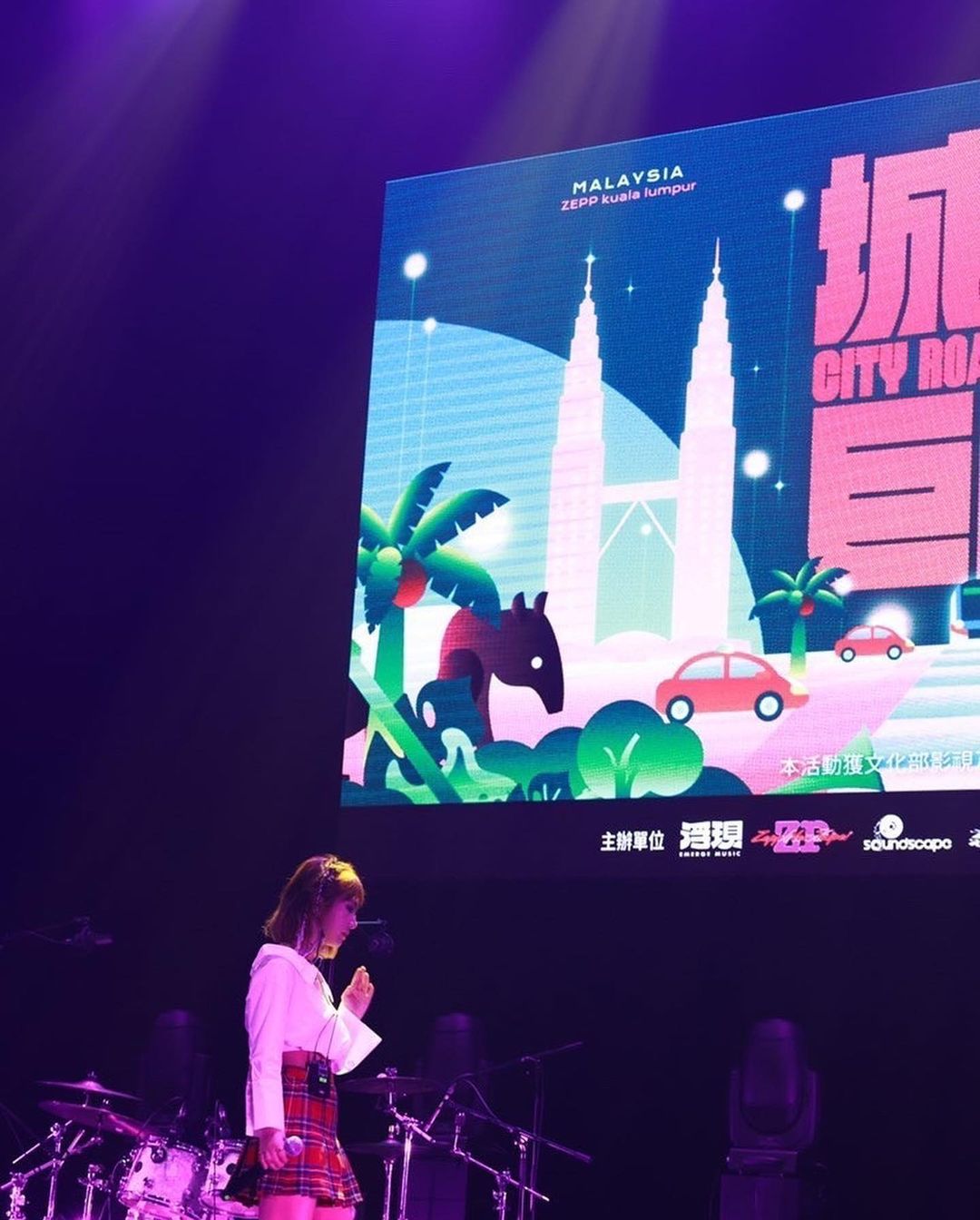  喜歡這樣和你們見面
喜歡在台上跳到�...