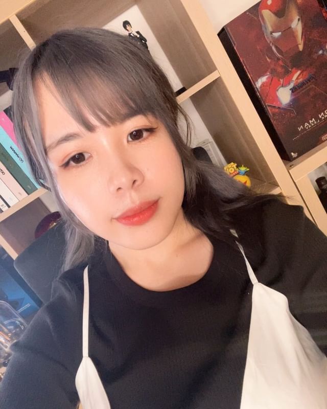  勉強跟上潮流抽筋倒V自拍(；´Д`A

下�...