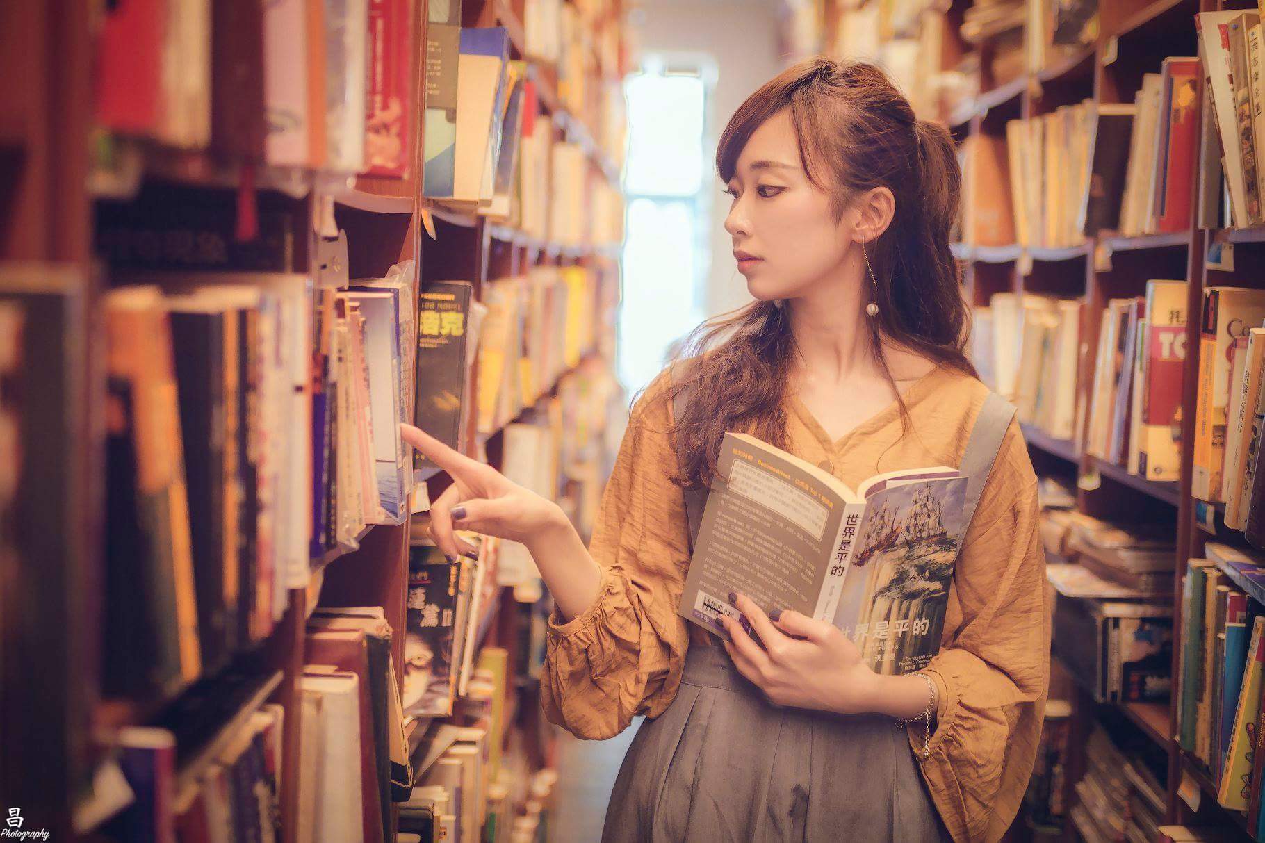  Wai Cheong Chow書中自有黃金屋 ... . . 但�...
