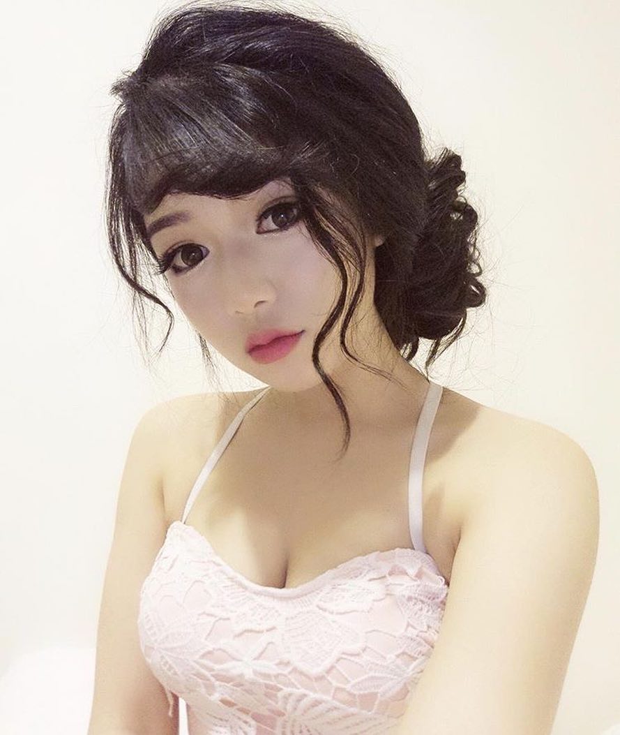  @chrys.kittycoda .
.
.
 Follow @instababes.asian f...