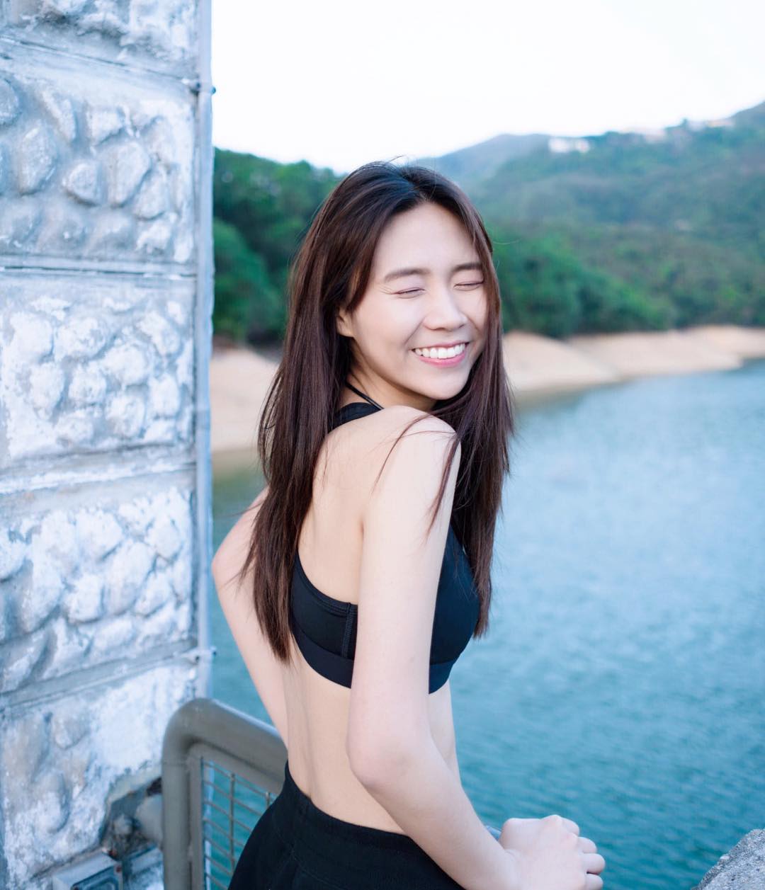  .
「悲觀者稱半杯水為半空，
樂觀者�...