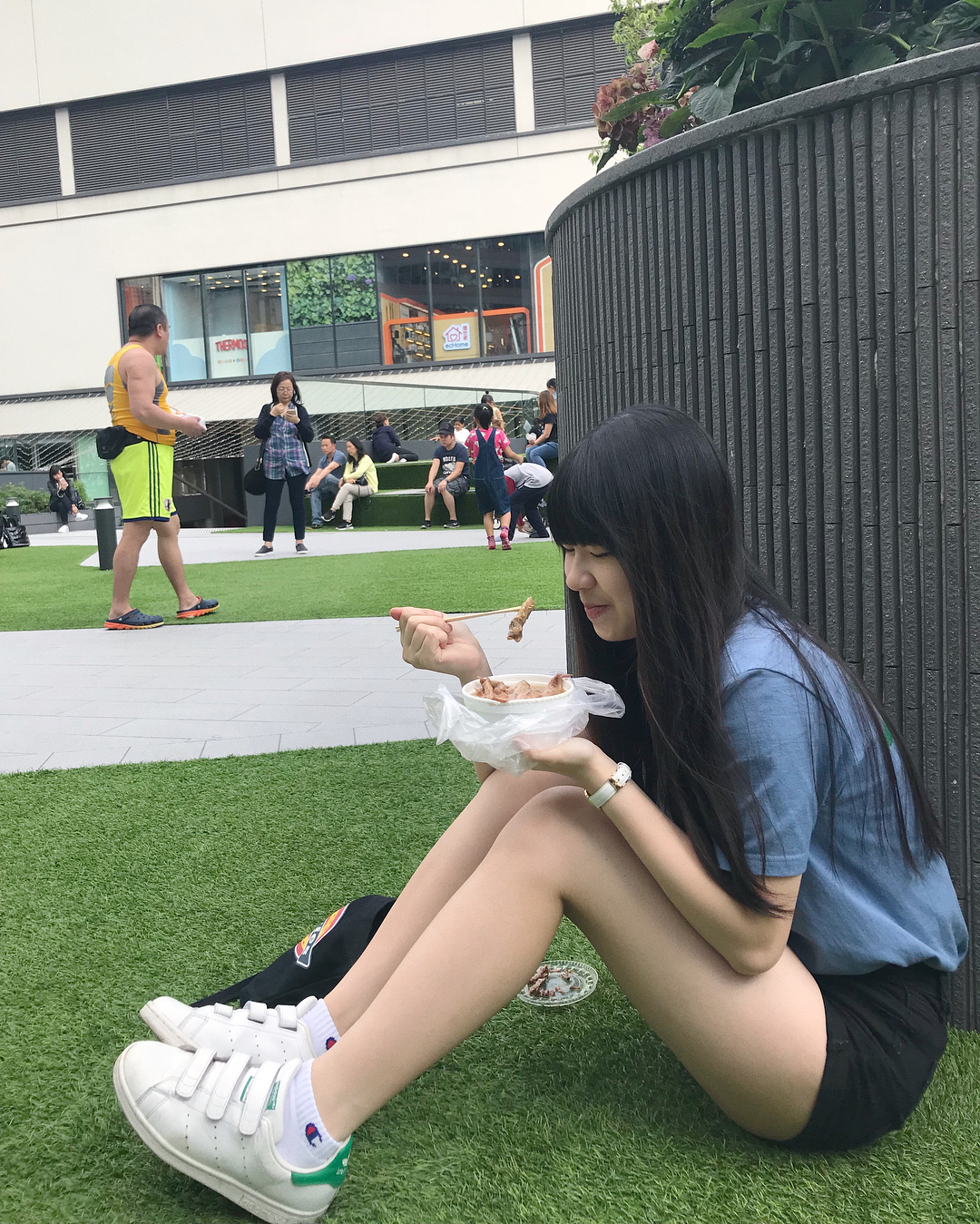  痴_線食個雞翼尖都咁開心