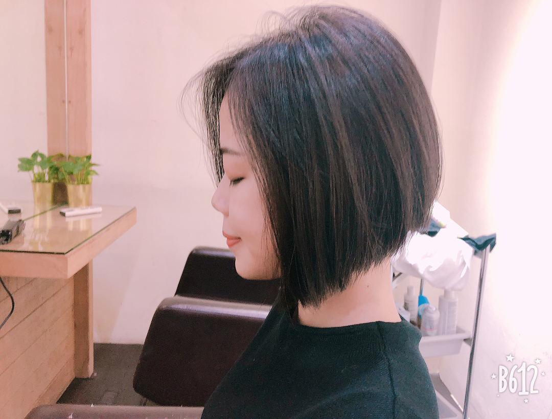  短髮
自然捲女孩燙了四個月後來剪更�...