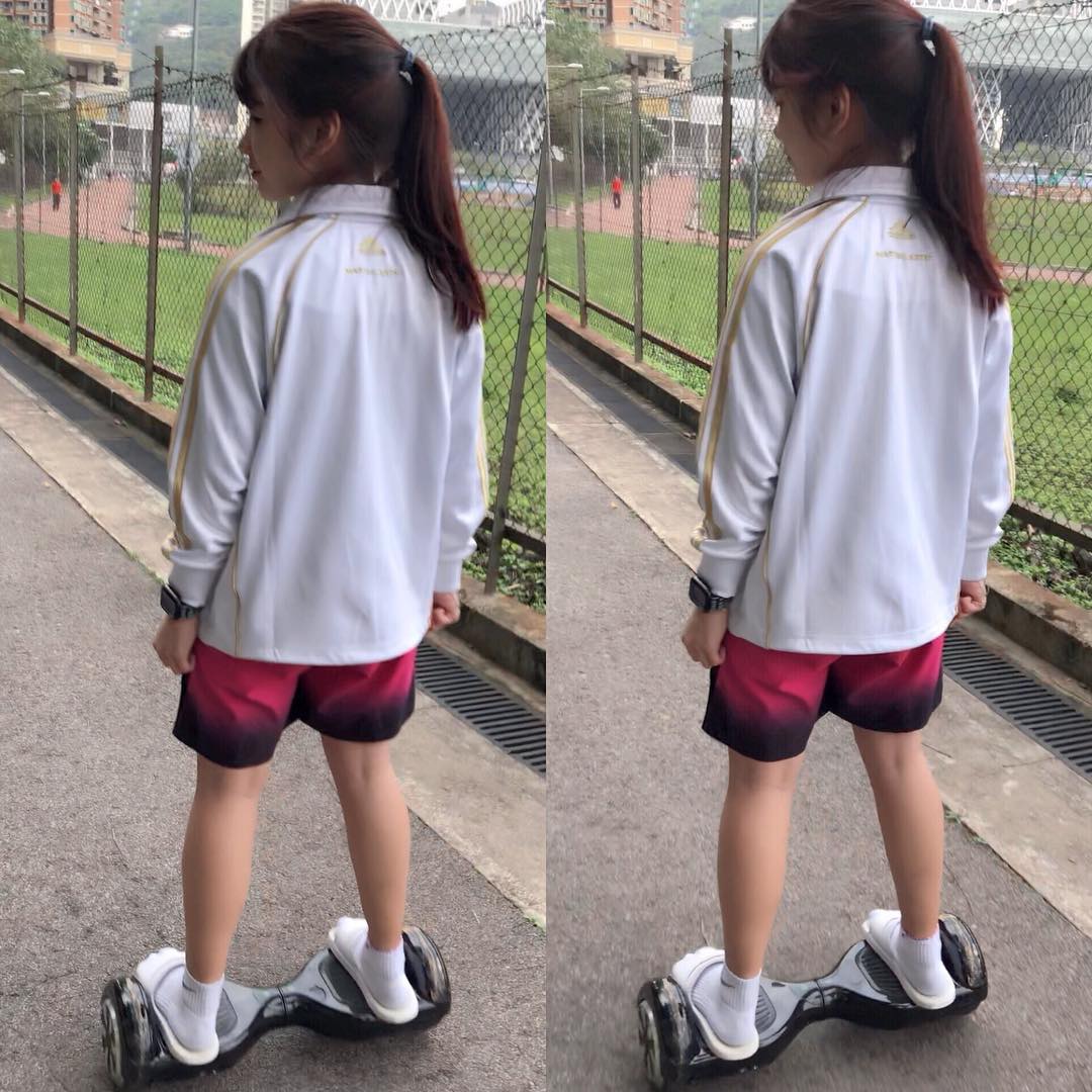  人大了 只想做個小孩每日開開心心
然...