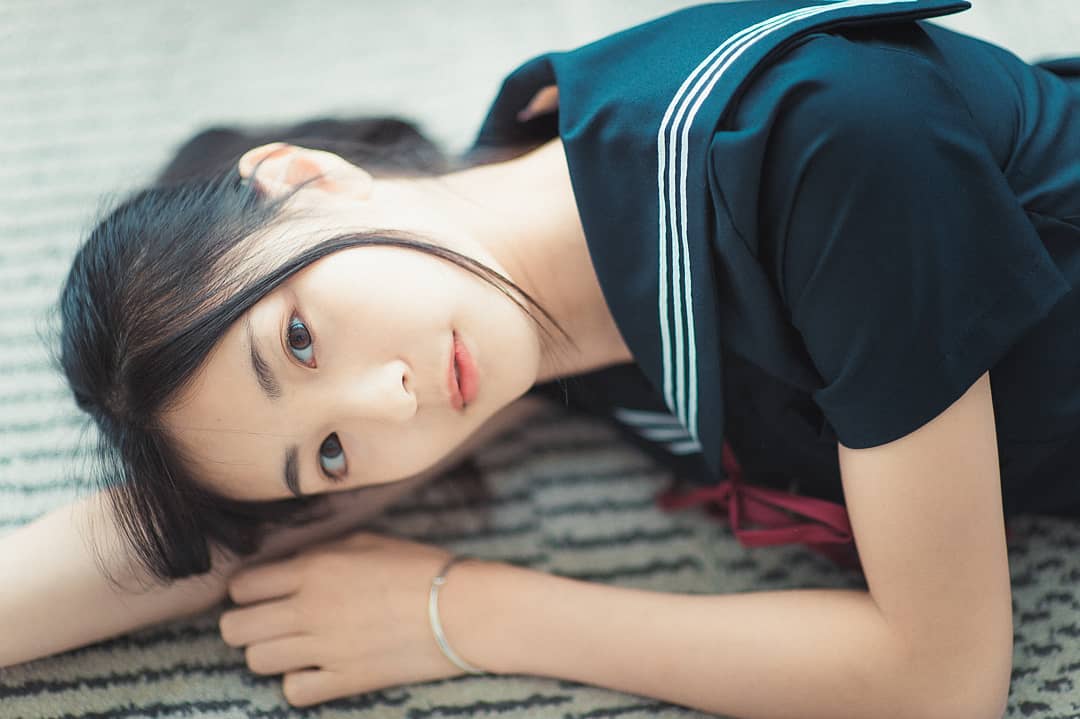  你會選擇把頭側過來看我
還是轉動手�...