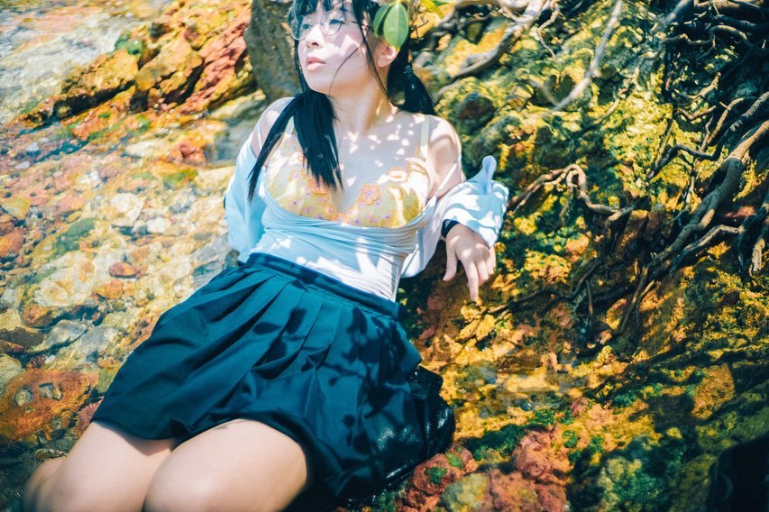  葉的影子灑落在我身上，如同與自然�...