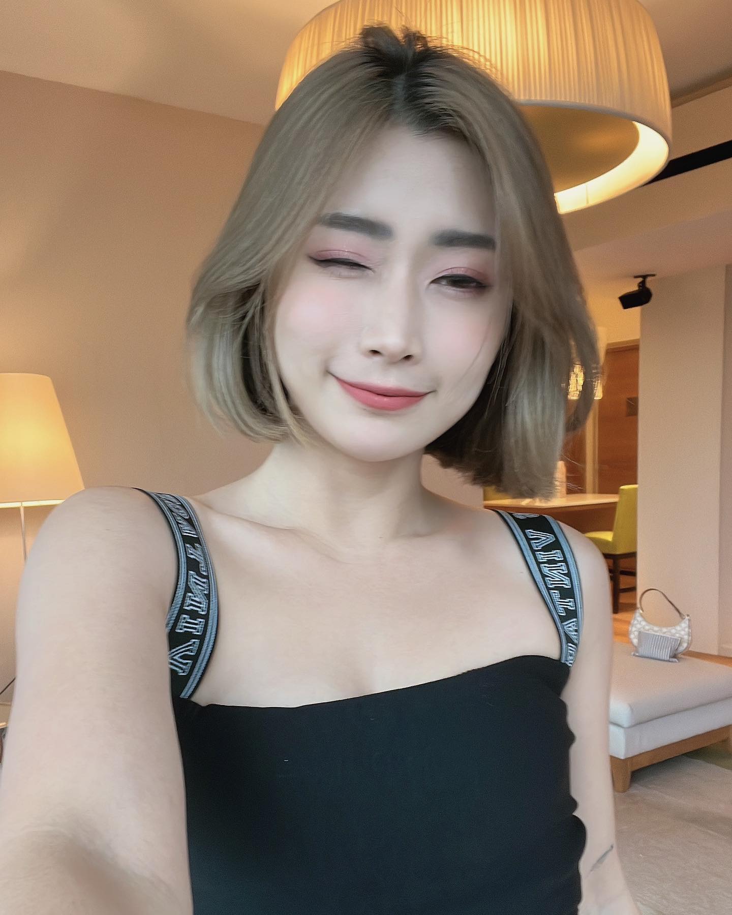  Hi 久違的自拍