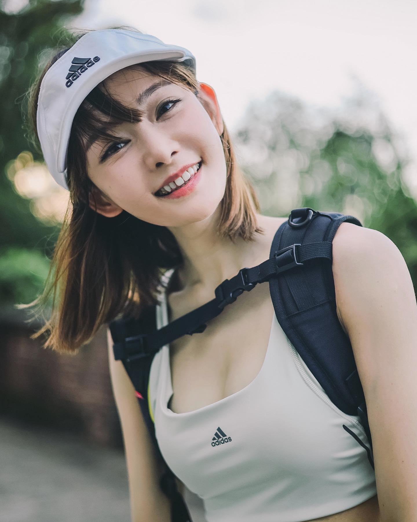  好突然
即興爬青山 
未到一半 下雨 下...